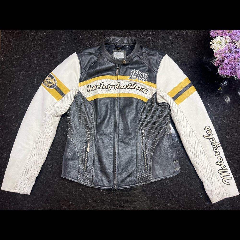 Like new Women’s Harley Davidson leather motorcycle jacket, size medium.
